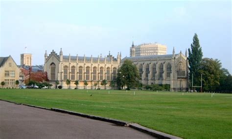 Cheltenham college , cheltenham , gloucestershire, i̇ngiltere'de bulunan bağımsız bir karma okuldur. "Cheltenham College Dining Hall, Chapel and Cricket ...