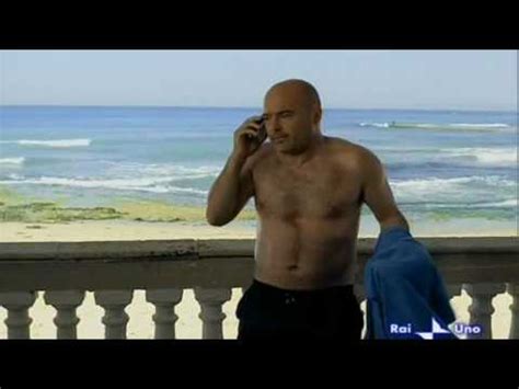 Questo attore italiano ha legato da molti anni a questa parte la sua figura artistica a quella del commissario montalbano, l'omonimo eroe nato dalla. Luca Zingaretti new sexy scene - YouTube