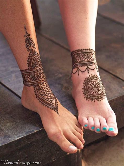 This is really a work of art, both the designs are exactly the same and this creates a striking and stylish look. Foot idea | Henna tattoo foot, Henna designs feet, Henna ...