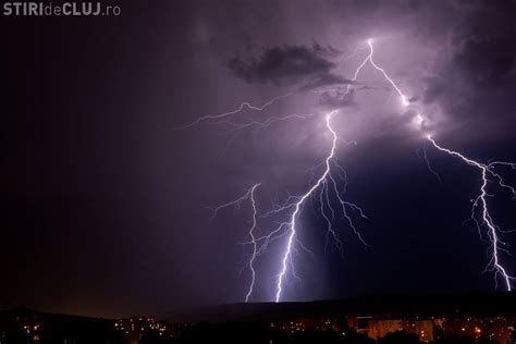 Articolul de mai sus este destinat exclusiv informării dumneavoastră personale. Fulgere SPECTACULOASE la Cluj! Furtuna de marți seara în ...