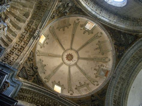 Durante los siglos xv y xvi, talavera alcanzó gran fama gracias a su cerámica, pruebas de ello se encuentran en el monasterio de san lorenzo de el escorial, la catedral vieja de salamanca (siglo xiii) o la iglesia del real monasterio de santa maría la real de las huelgas en burgos. Interior del Monasterio jerónimo de Santa Catalina ...