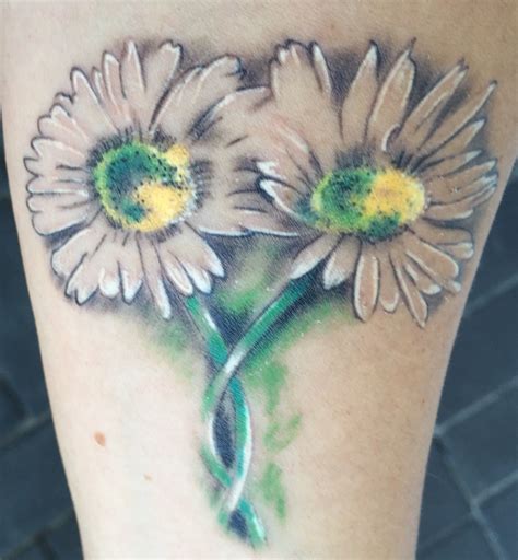 Die, je nach autorenauffassung, etwa zwölf arten sind hauptsächlich im. Gänseblümchen Tattoo | Gänseblümchen tattoo