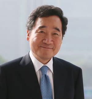 게다가 이낙연 개인의 호감도가 영남에서도 꽤 높게 나타난다는 점도 있다. 이낙연 총리 나이 고향 군대 종교 학력 경력 프로필 :: 정보 창고