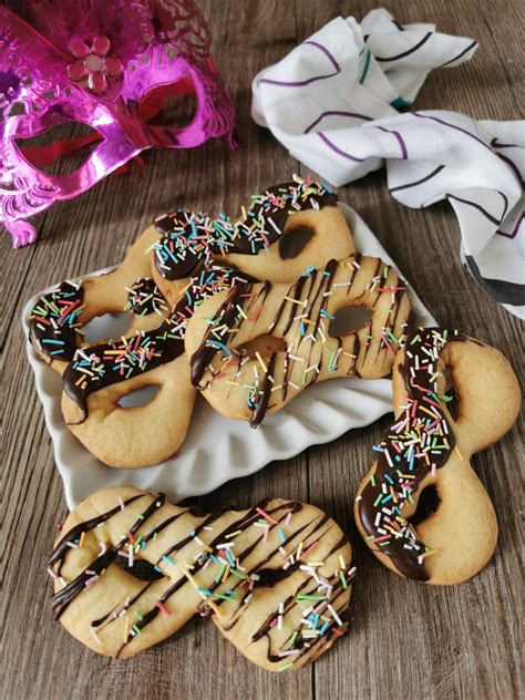 Come preparare pasta frolla col bimby della vorwerk, impara a preparare deliziosi piatti con le nostre ricette bimby. MASCHERINE DI PASTA FROLLA BIMBY, ricetta di carnevale