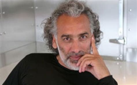 Sinan çetin ile film gibi, yapımcılığını ve sunuculuğunu sinan çetin'in üstlendiği, 1999 yılından 2003'e kadar reyting rekorları kırmış ve günümüzde hala fenomen olma özelliğini taşıyan kayıp kişilerin arandığı televizyon programıdır. Sinan Çetin Kimdir, Nerelidir, Nerede Doğdu? Kaç yaşındadır?