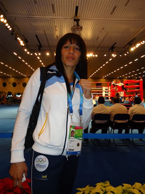 La colombiana ganó su pelea, en un duro combate, ante la tailandesa peamwilai laopeam con un primer round perfecto para la ingrid valencia. Boxeadoras Argentinas: Benavidez se enfrentará a la ...