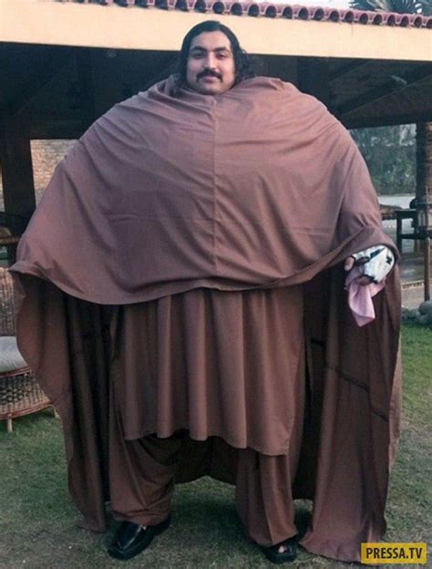 Khan baba the pakistani hulk #khanbaba youtube.com/c/khanbabaofficial. Пакистанец Хан-Баба весит 436 кг и утверждает, что он ...