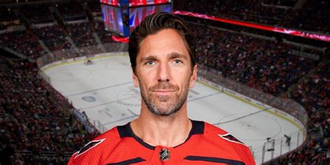 Henrik lundqvist is sitting in the car and when he presses down his right foot, the. Hockey30 | Henrik Lundqvist à Washington!!!!! COMME PRÉVU ...