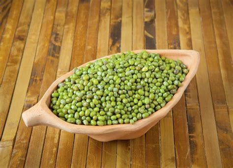 Memperhatikan penyajian dan pengolahan kacang. Manfaat Kacang Hijau Untuk Ibu Hamil
