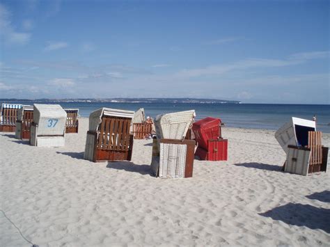 Was den binzer strand von anderen stränden rügens abhebt, ist vor allem der blick auf die stattlichen villen und hotels entlang der strandpromenade, insbesondere dem imposanten kurhaus. Bild "Der Strand von Binz" zu Strand Binz auf Rügen in ...