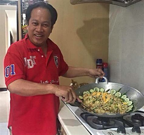 If you don't know him, we hope the picture below rings a bell. Gostan Sikit: Nasi Goreng Ahmad Maslan - Some of the ...