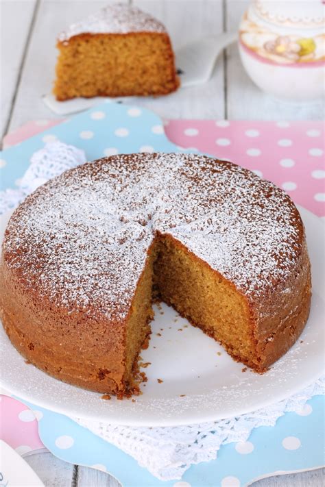 Squisita torta di origine russa, la medovik si prepara con biscottoni a base di miele intervallati da morbida crema a base di mascarpone e latte condensato. Ricetta torta integrale al miele | dolce light con farina ...