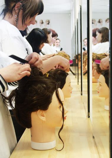 Mais surtout la plupart d'entre eux sont désireux d'obtenir le bp coiffure qui est nécessaire pour devenir patron et. Livre De Coiffure Mention Complementaire - Aménagement d'un salon de coiffure style industriel ...