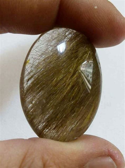 Jika anda meletakkan batu ini berada di dekat emas, maka batu ini semakin lama akan memiliki unsur warna sedikit kekuningan layaknya warna emas. Koleksi Geliga & Khazanah Asli: Batu jarum emas mega