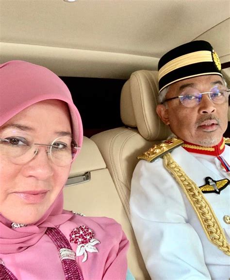 Weh ada orang kirim salam kat kau me kawan : 'Permaisuri Agong kirim salam pada semua'