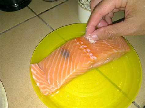 Goreng roti boyan setengah masak dan biarkan sejuk ke suhu bilik dahulu sebelum disimpan ke. Resepi Ikan Salmon Salai - Sakae Fortune Salmon Yee Sang ...