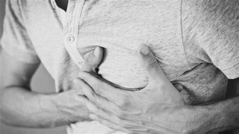 Symptoms typically include sudden onset of sharp chest pain, which may also be felt in the shoulders, neck, or back. O que é pericardite? - Emagrecer Com Saúde