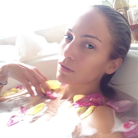 It's always nice to see jenny's new selfies and here's one she took inside her hotel room. American Idol Judge Jennifer Lopez Celebrates Birthday With Bathtub Selfie - American Idol Net
