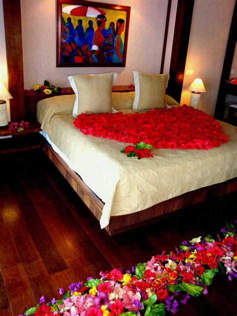 Bed decoration#flower decoration #balloon decoration# hello doston mein hun ki ki aur mein dher sari decoration ki video main. Wedding Night Bedroom Decoration Ideas di 2020 | Desain ...