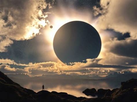 Специалисты советовали поднимать головы к небу и смотреть на затмение в 19:00, тогда луна достигнет своего пика и закроет солнце наполовину. В августе ожидается полное солнечное затмение