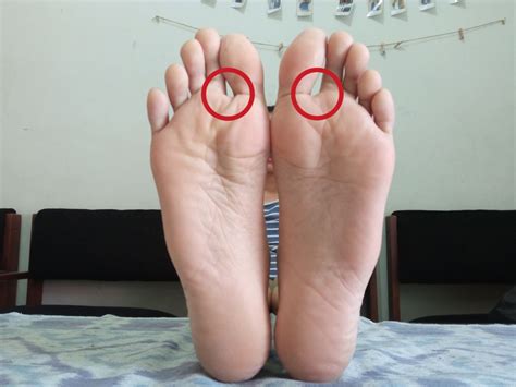 Pada telapak kaki kiri sebelah depan sisi kanan dari tulang tumit. 7 Titik Pijat Refleksi Kaki yang Bisa Dicoba Sendiri ...