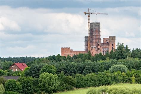 Nie zamek, a prawdziwe historyczne miasteczko z uliczkami, dziedzińcami i zaułkami. Zamek w Stobnicy: Jest decyzja wojewody. Budowa w Puszczy ...