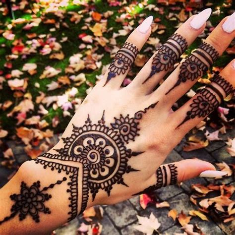 Meghan was so easy to work with, and she really…. Pintura Mehndi: A tatuagem de henna indiana sai da ...