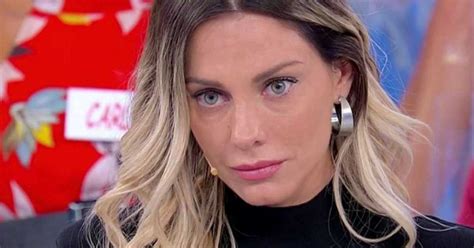 Live disponibile da lunedì a venerdì alle 14:45. Uomini e Donne, Lucrezia crolla e lascia tutto: "Non ce la faccio, sto male"