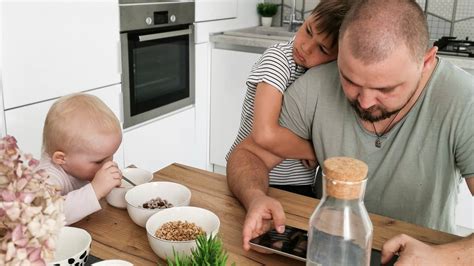 Placená otcovská dovolená potom trvá maximálně týden. Delší otcovská, zavést by se měly i dva měsíce placené ...