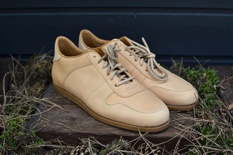 Comment fonctionne la mode ? Standard Fair Sport Camp - une sneakers en cuir naturel ...