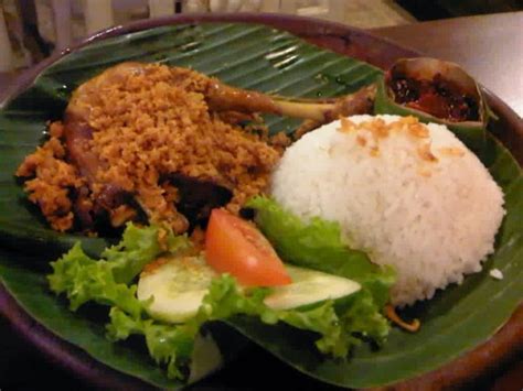 Fimela.com, jakarta ayam ingkung adalah menu utama yang disajikan bersam dengan nasi tumpeng. 6 Resep Ayam Goreng Kremes, Enak dan Gurih