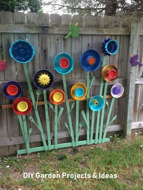 A simple and inexpensive way to jazz up a plain fence is to spray paint some old picture frames. 13 Creative Outdoor Projects Which You Can Do Yourself #gardendecor #garden in 2020 | Garden ...