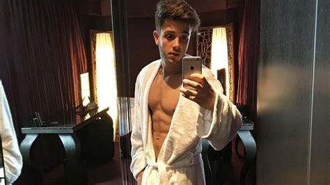 Dascha, soulin, ana, romina und unser luca sind dabei und fahren nach. Luca Hänni: Der Sänger zeigt sein Sixpack im Bademantel ...