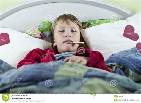 Weitere ideen zu kinderbett junge, kinder bett, kinderbett. Junge Im Bett Mit Der Grippe Stockbild - Bild von person ...