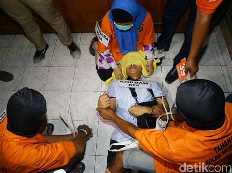 5 fakta betrand peto anak angkat ruben onsu.betrand peto merupakan bocah yang berasal dari nusa tenggara timur (ntt). Istri Bakar Suami-Anak dan Inses Terungkap Usai Bunuh Balita