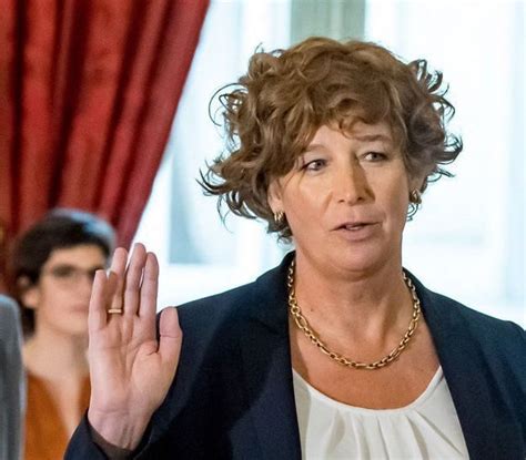 Meme si c'est un homme mutilé il sera toujours un homme et non pas une femme, c'est dame nature qui décide c'est pas lui. Petra De Sutter devient la première ministre transgenre en ...