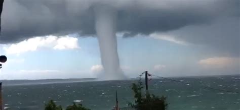 Stupenda la variazione del colore del cielo quasi opacizzato per via della tromba d'aria. Tromba d'aria nel nuorese: feriti 15 vacanzieri - Centro ...