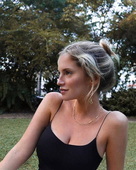 She is an actress, known for плохой кролик (2017). Júlia Palha não é só uma cara bonita. «Mas tenho de provar ...