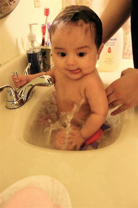 Whether you're bathing baby every night or alternating between tub time and sponge baths or quick washcloth cleanups, the routine will help set your baby's you should, however, postpone the bath if your baby is hungry, grumpy or has an upset tummy — that wouldn't be good for anyone involved. Pin by Jennifer Childers on Amazing Little People | Baby ...