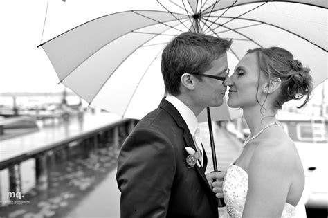 So finden sie das perfekte hochzeitskleid. Hochzeit im Regen: Anna und Christian | Hochzeit, Anna, Regen