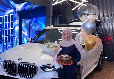 Noor neelofa binti mohd noor (lahir 10 februari 1989) ialah seorang pelakon, pengacara dan model wanita malaysia. Dapat Hadiah BMW, Ini Kata2 Ibu Neelofa, Noor Kartini Buat ...