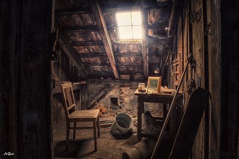 Zunächst handelt „der alte von erwin köster (siegfried lowitz), der leiter des münchner mordkommissariats ist und seine fälle mit überraschendem scharfsinn löst. Lost Place Meißen - Der Dachboden des alten Fährmanns ...