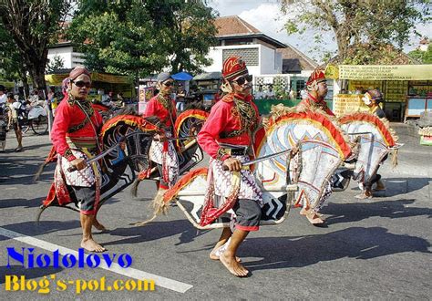 Fenomena Tari Tradisional Kuda Lumping - Niotolovo