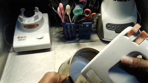 Siapkan wadah, lalu masukkan mentega putih, kocok dengan menggunakan mixer berkecepatan sedang hingga lembut dan cara membuat: Cara membuat TOPING CREAM untuk minuman ala Cafe - YouTube