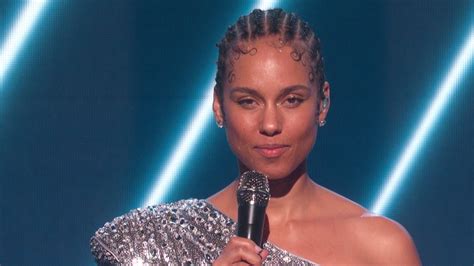 Keys recently appeared on this must be the gig to talk about her journey leading up to the new album. Alicia Keys Pays Tribute To Kobe Bryant In 2020 GRAMMY ...