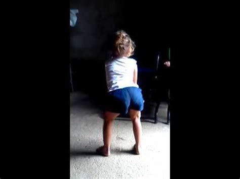 Menina de 4 anos surpreende plateia com dança do ventre. Pin on Dance