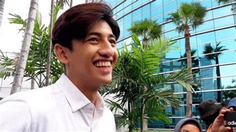 Harris vriza terkejut dengan tudingan sebagai orang ketiga dalam asmara ria ricis. Sebut Harris Vriza Sebagai Best Friend, Ria Ricis: Dia ...