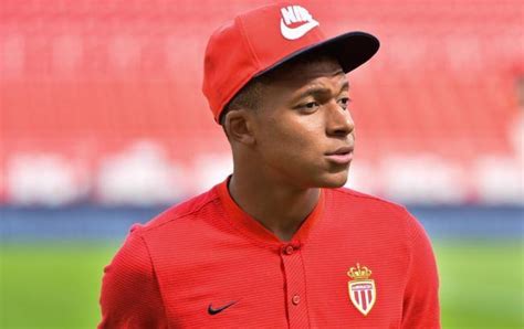 Килиан мбаппе | kylian mbappe. Мбаппе визнаний найкращим молодим футболістом Європи | РБК ...