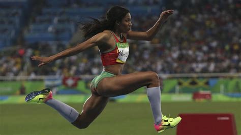 O triplo salto exige que o atleta exera e suporte grandes foras de reao do solo. Europeus de pista coberta: Mamona e Costa garantem final ...