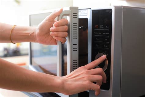 The earliest microwaves were only used to prepare simple meals or to reheat leftovers. Masih Bingung Bedanya? Ini 7 Perbedaan Microwave dan Oven ...